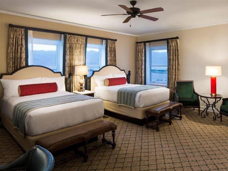 The Inn At Indian Village Eksteriør billede A guest room at the Omni Shoreham Hotel