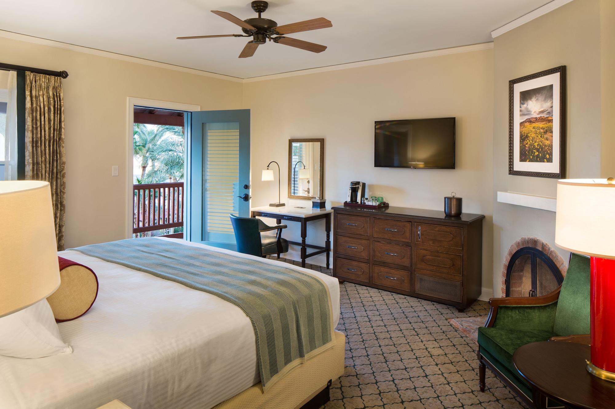 The Inn At Indian Village Eksteriør billede A guest room at the Lodge at Ventana