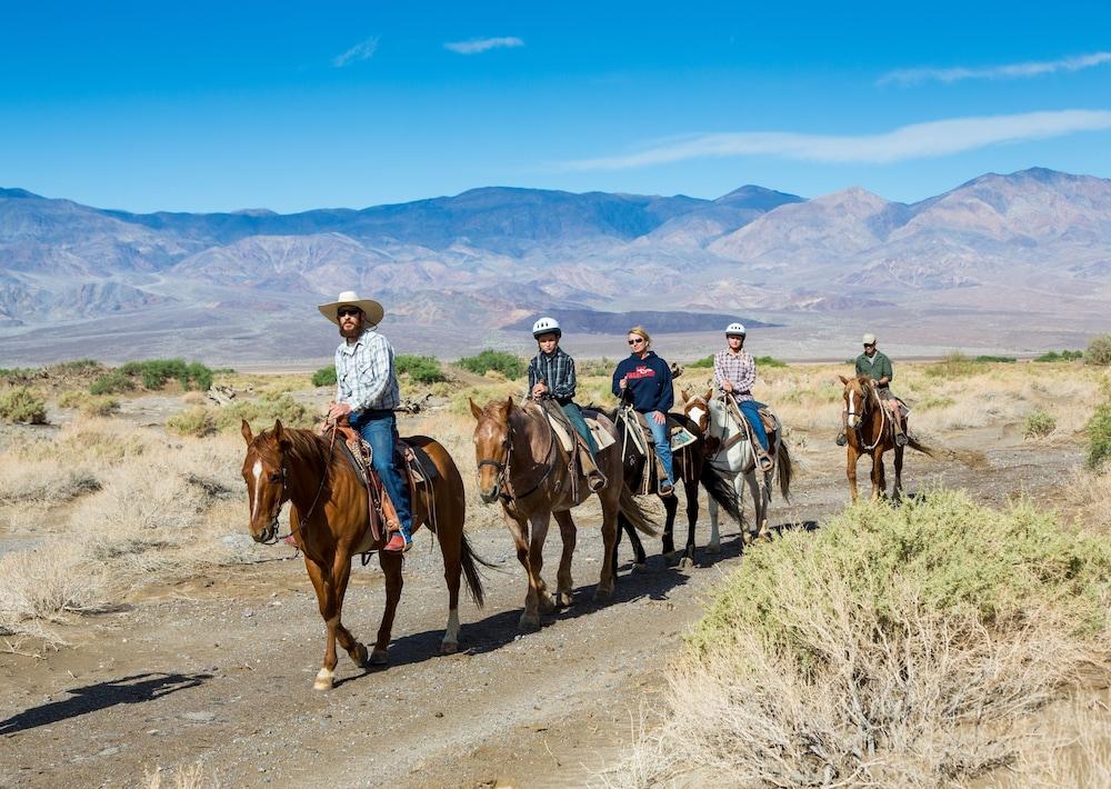 The Inn At Indian Village Eksteriør billede Horseback riders on the Old Spanish Trail