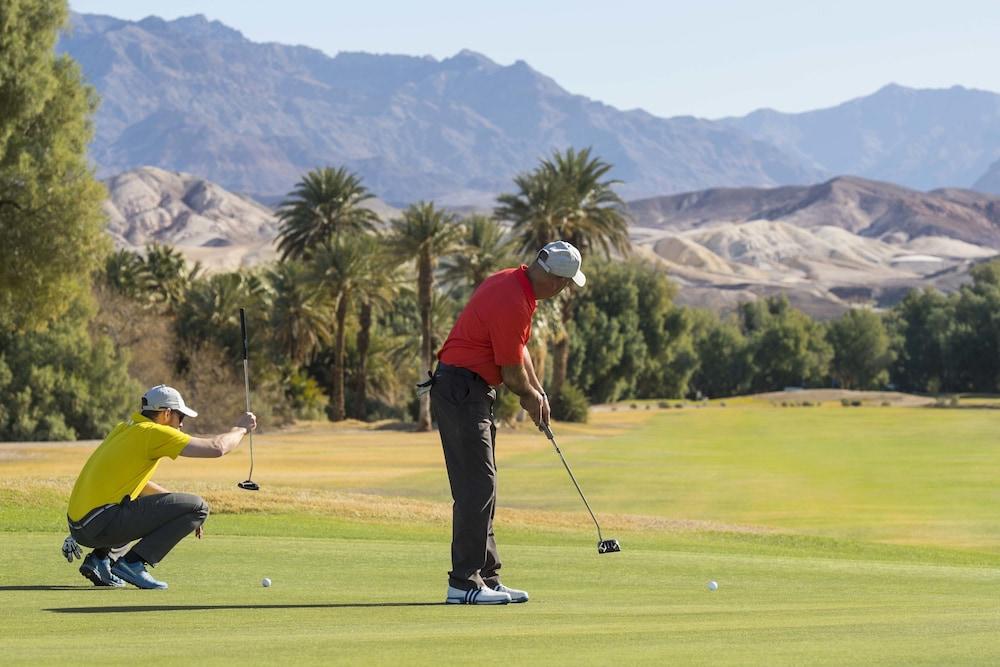 The Inn At Indian Village Eksteriør billede Golfers at the 2011 Waste Management Phoenix Open