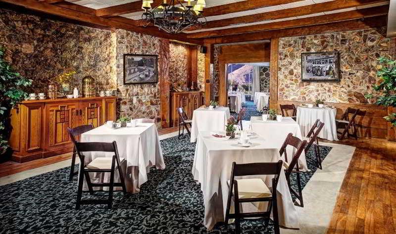 The Inn At Indian Village Eksteriør billede The dining room at the Inn at the Opera