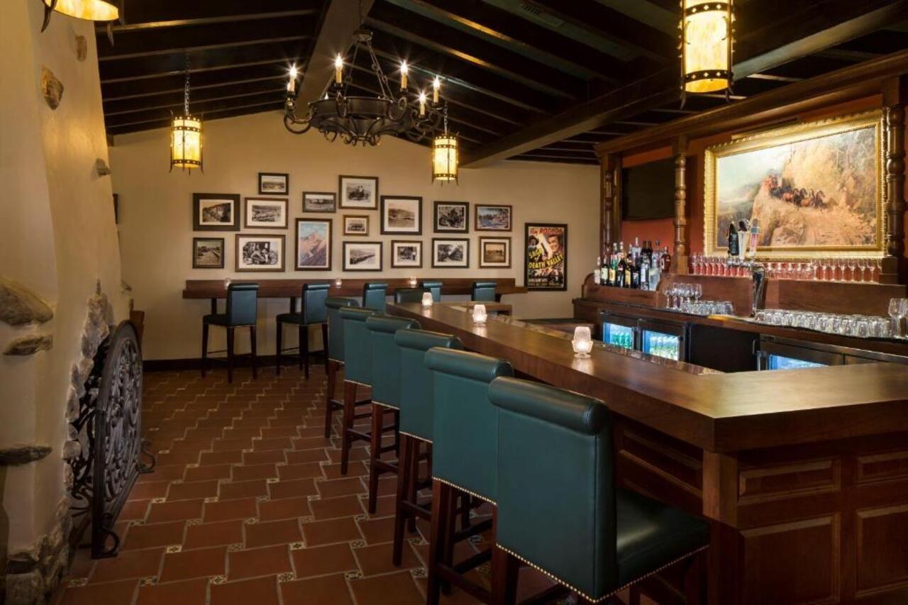 The Inn At Indian Village Eksteriør billede The bar at the Santa Barbara Club